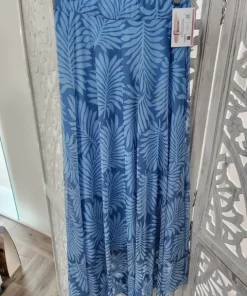 Falda larga celeste estampada con grandes hojas de palmera blancas y pretina alta