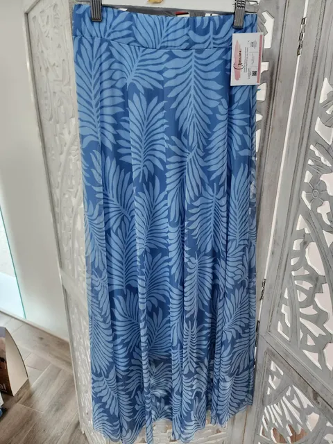 FALDA LARGA CELESTE ESTAMPADO HOJAS M.F/EH 1 Falda larga celeste estampada con grandes hojas de palmera blancas y pretina alta