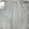 BLUSA BLANCA CON ENCAJE DE PUNTILLA FESTONEADO M.PUN/FES 7 Blusa blanca de puntilla festoneada, sin mangas y con cuello halter fruncido