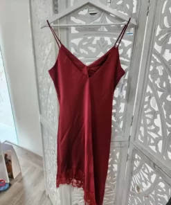 Vestido lencero de satén burdeo con bajo asimétrico y puntilla de encaje floral
