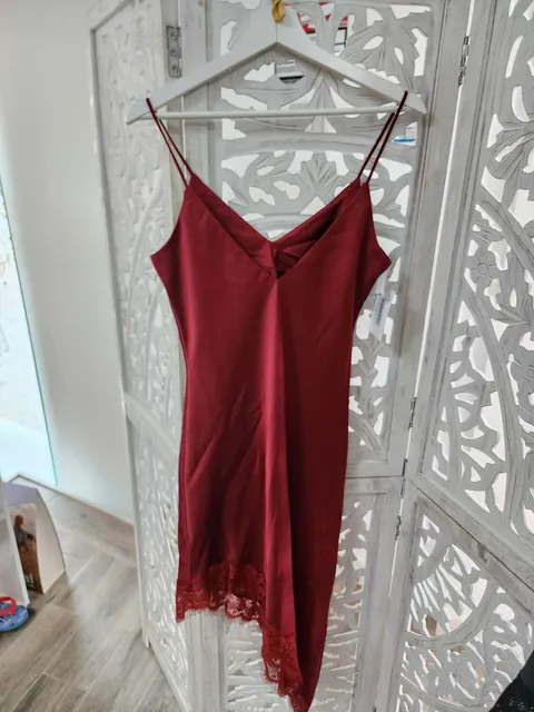 VESTIDO LENCERO DE SATÉN BURDEO M.VL/BUR 1 Vestido lencero de satén burdeo con bajo asimétrico y puntilla de encaje floral