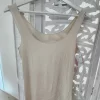 TOP DE TIRANTES BEIGE CON UN SUTIL BRILLANTE M.TB-SB