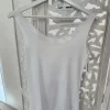 TOP DE TIRANTES BLANCO CON UN SUTIL BRILLANTE M.TBL-SB