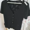 CHAQUETA PUNTO FINO NEGRO M.GMN 5 Chaqueta punto fino negra de manga corta con cuello de pico y botones delanteros
