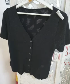 Chaqueta punto fino negra de manga corta con cuello de pico y botones delanteros