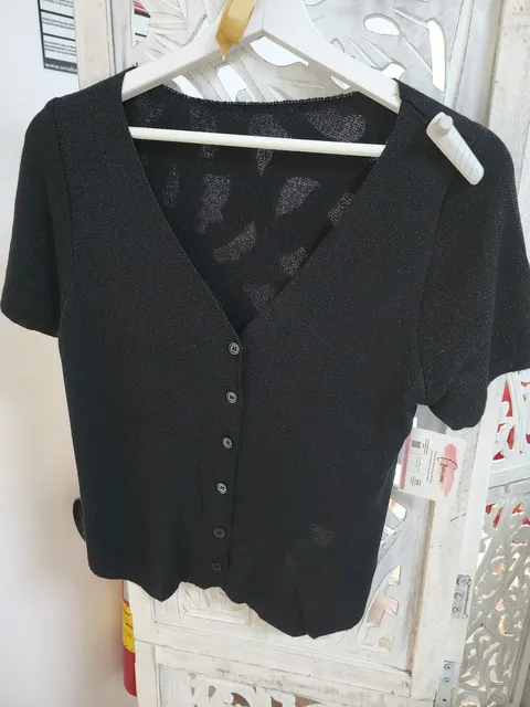 CHAQUETA PUNTO FINO NEGRO M.GMN 1 Chaqueta punto fino negra de manga corta con cuello de pico y botones delanteros