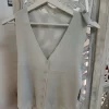 CHAQUETA PUNTO FINO GRIS METÁLICO CLARO SIN MANGAS M.GMC2 4 Chaqueta punto fino sin mangas en gris metálico claro con escote en pico y botones