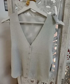 Chaqueta punto fino sin mangas en gris metálico claro con escote en pico y botones