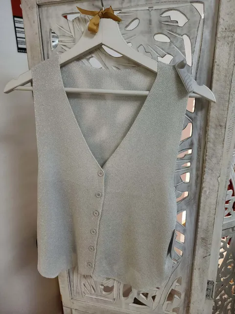 CHAQUETA PUNTO FINO GRIS METÁLICO CLARO SIN MANGAS M.GMC2 1 Chaqueta punto fino sin mangas en gris metálico claro con escote en pico y botones