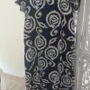 Vestido midi paisley azul marino con base beige, manga corta y cuello redondo con anilla central