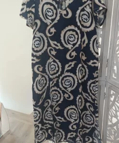 Vestido midi paisley azul marino con base beige, manga corta y cuello redondo con anilla central