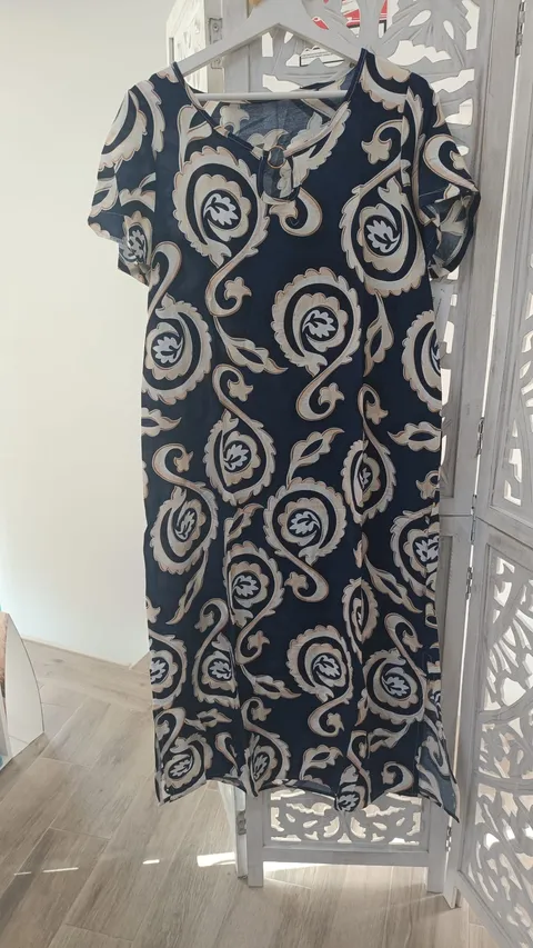 VESTIDO MIDI AZUL MARINO ESTAMPADO PAISLEY M.V-AM 1 Vestido midi paisley azul marino con base beige, manga corta y cuello redondo con anilla central