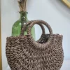 BOLSO DE MANO ESTILO CAPAZO MARRÓN CHOCOLATE M.BOL-CAP 7 Bolso capazo marrón chocolate de trenzado grueso con dos asas redondas rígidas y cadena a juego