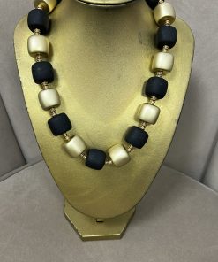 COLLAR DE PERLAS GRANDES EN NEGRAS Y DORADAS M.PERL-12