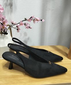 ZAPATO DE TACÓN ACABADO EN PUNTA CON APLIQUE DORADO M.MS17015 NEGRO