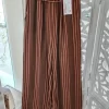Pantalón palazzo marrón chocolate con rayas malva y cintura alta de goma