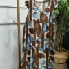 VESTIDO MIDI ESTAMPADO DE CORTE FLUIDO M.MI-100 9 Vestido midi fluido sin mangas con estampado azul y marrón sobre fondo claro