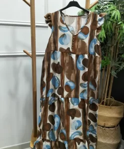 Vestido midi fluido sin mangas con estampado azul y marrón sobre fondo claro