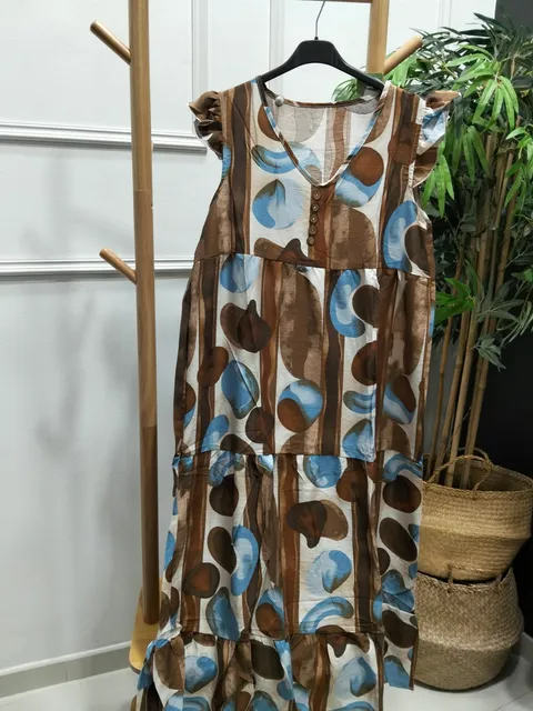 VESTIDO MIDI ESTAMPADO DE CORTE FLUIDO M.MI-100 1 Vestido midi fluido sin mangas con estampado azul y marrón sobre fondo claro