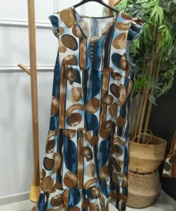 Vestido midi estampado azul de corte fluido, sin mangas, en tonos azul, marrón y blanco