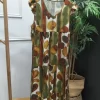 VESTIDO MIDI ESTAMPADO DE CORTE FLUIDO M.MI-300 7 Vestido midi estampado de corte fluido, sin mangas, en tonos verde, ocre y tierra