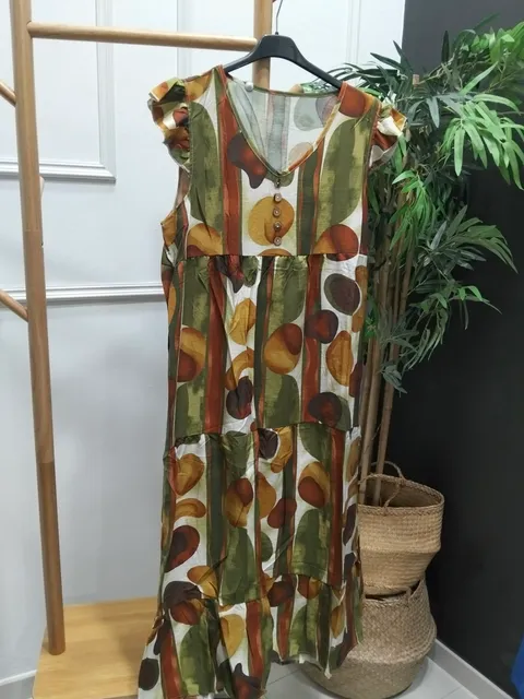VESTIDO MIDI ESTAMPADO DE CORTE FLUIDO M.MI-300 1 Vestido midi estampado de corte fluido, sin mangas, en tonos verde, ocre y tierra