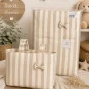 CONJUNTO FUNDA DE CARRO + BOLSO A JUEGO M. 3370012 BEIGE-TOPO 4 Funda de carro beige y topo con bolso panera a juego, conjunto de rayas con lazos de Artebebé