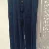 Pantalón plisado azul de pierna ancha con cintura elástica y cinturón a juego