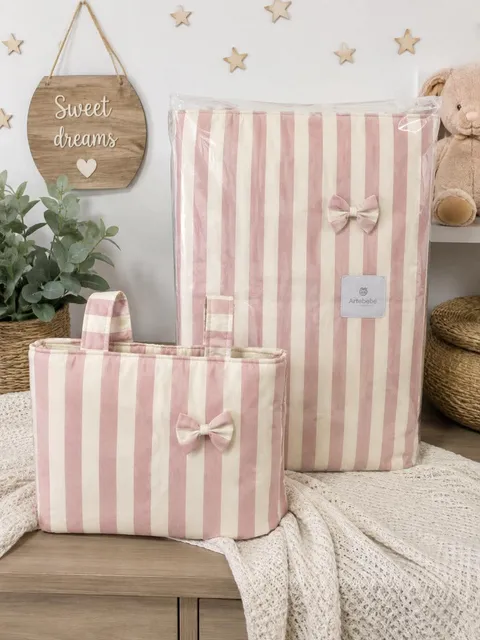 CONJUNTO FUNDA DE CARRO + BOLSO A JUEGO M. 3370012 ROSA-BEIGE 1 Funda de carro rosa y beige con bolso panera a juego, conjunto acolchado de Artebebé con lazos