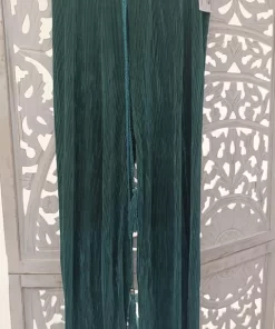 Pantalón plisado verde de pierna suelta con goma en el talle y cinturón a juego