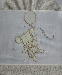 Sábanas coche bebé beige con conejo y globo bordados sobre fondo blanco