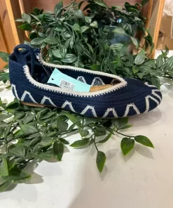 Manoletina de punto azul marino y crema con lazada al tobillo y punta redonda