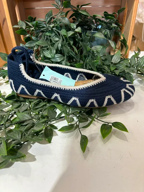MANOLETINA DE PUNTO CON LAZADA AL TOBILLO M.N5810 AZUL MARINO 1 Manoletina de punto azul marino y crema con lazada al tobillo y punta redonda