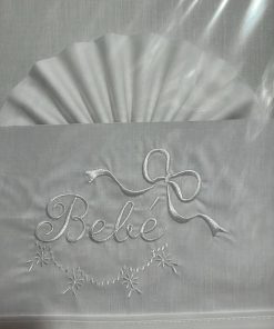 Sábanas coche bebé blancas con la palabra bebé y una lazada bordadas en blanco
