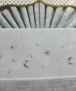 Sábanas cuna franela estrellas y luna bordadas en gris sobre fondo blanco