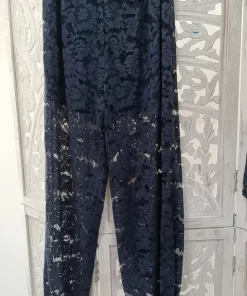 Pantalón bombacho azul marino de encaje floral con cintura de goma y silueta amplia