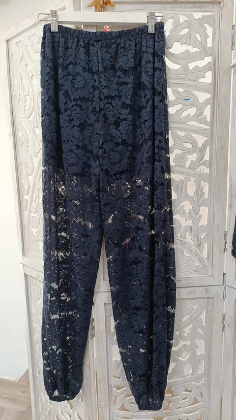 PANTALÓN BOMBACHO DE ENCAJE M.17-AZUL MARINO 1 Pantalón bombacho azul marino de encaje floral con cintura de goma y silueta amplia