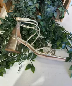 Sandalia de tacón dorada con tiras cruzadas y sujeción al tobillo, referencia M.F1610