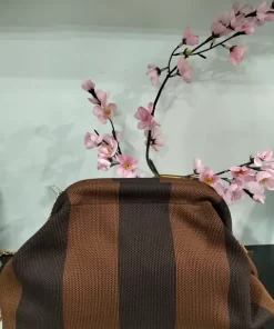 BOLSO DE MANO TIPO CLUTCH ESTAMPADO RAYAS MARRÓN CHOCOLATE Y CAMEL M.BOL-CAM
