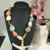 Collar estrella de mar rosa con piedras en rosa, verde, marfil y beis y figura marina central
