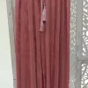 Pantalón plisado rosa de vuelo amplio con goma en el talle y cinturón del mismo tejido