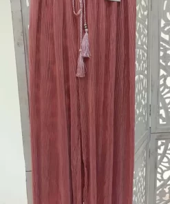 Pantalón plisado rosa de vuelo amplio con goma en el talle y cinturón del mismo tejido