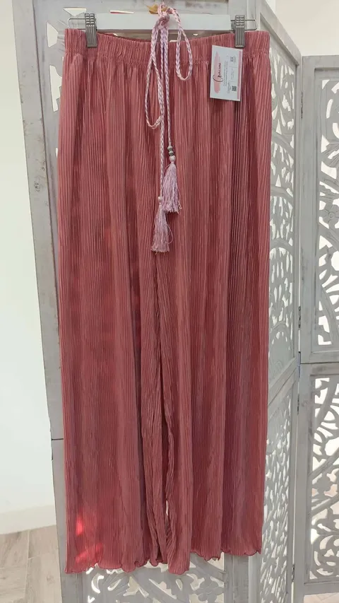 PANTALÓN LARGO PLISADO CON CINTURÓN A JUEGO M.PLIS-ROSA 1 Pantalón plisado rosa de vuelo amplio con goma en el talle y cinturón del mismo tejido