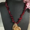COLLAR CON PIEDRAS ROJAS Y CARACOLA DE MAR DORADA M.CAR/RO