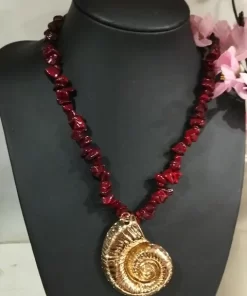 COLLAR CON PIEDRAS ROJAS Y CARACOLA DE MAR DORADA M.CAR/RO