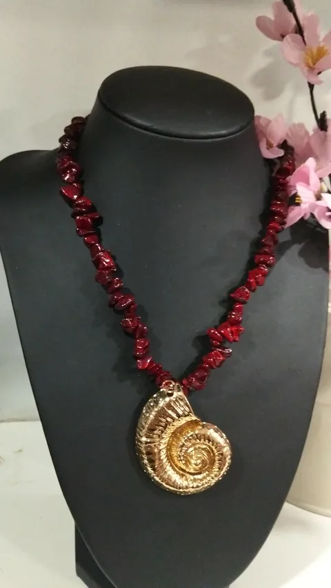COLLAR CON PIEDRAS ROJAS Y CARACOLA DE MAR DORADA M.CAR/RO 1 Collar de piedras rojas con una caracola de mar dorada como colgante central
