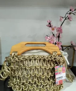 Bolso con asas de madera y cuerpo de trenzados dorados, con asa larga para colgar