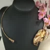 Collar doble aro dorado con un detalle de hoja dorada en la parte frontal