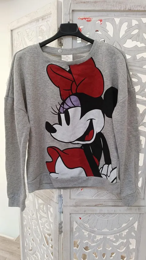 SUDADERA MINNIE SIN FELPA GRIS M. 8780 DISNEY 1 Sudadera Minnie gris sin felpa interior, de tejido fino y con el personaje estampado sobre fondo gris