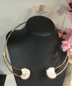 Collar doble aro nacarado con estructura dorada y dos piezas circulares en tono marfil